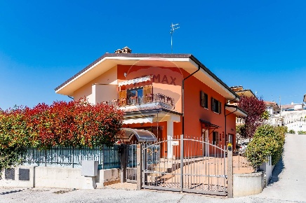Foto Villa bifamiliare in Via Pescara, Pianella di 170 m² con 5 locali