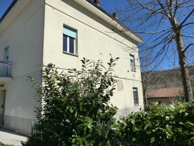 Foto Appartamento a Serramazzoni di 150 m² con 6 locali in vendita