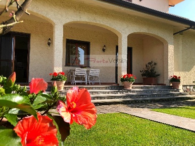 Foto Villa unifamiliare a Forte dei Marmi Vaiana di 210 m² con 10 locali