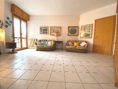 Foto Appartamento in Viale della Repubblica, Pietra Ligure Centro di 90 m²