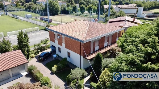 Foto Villa bifamiliare a Cologne Centro di 165 m² con 5 locali in vendita