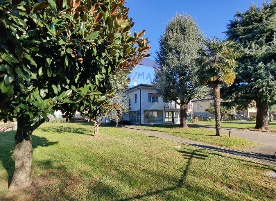 Foto Villa unifamiliare in Cesare Battisti, Brembate di Sopra di 200 m²