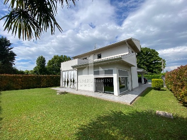 Foto Villa unifamiliare a Riva del Po Ro di 189 m² con 5 locali in vendita