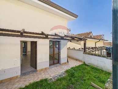 Foto Villa bifamiliare in via ugo foscolo, Morlupo Centro di 145 m²