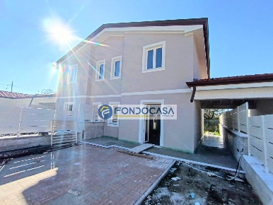 Foto Villa bifamiliare in via larga, Luni Casano Dogana Isola di 90 m²