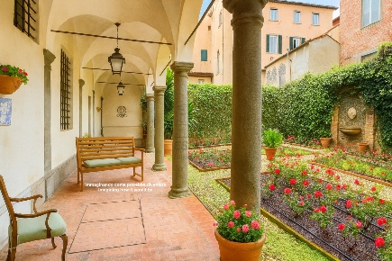 Foto Appartamento in Piazza San Michele 46, Lucca di 285 m² con 12 locali