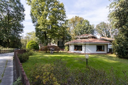 Foto Villa unifamiliare in via Lambro, Lesmo di 523 m² con 8 locali