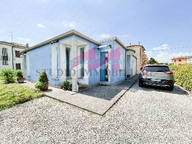 Foto Villa singola a Sermide e Felonica di 170 m² con 6 locali in vendita