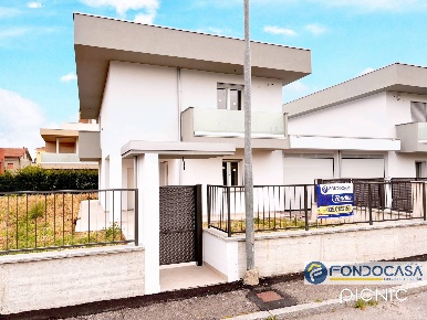 Foto Villa bifamiliare in Via Roma, Grumello del Monte Centro di 210 m²