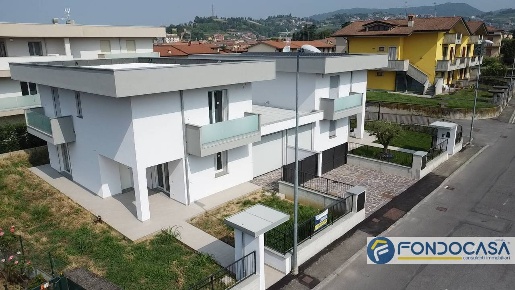 Foto Villa bifamiliare in Via Roma, Grumello del Monte Centro di 210 m²