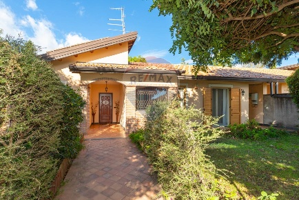 Foto Villa singola a Viagrande di 330 m² con 8 locali in vendita