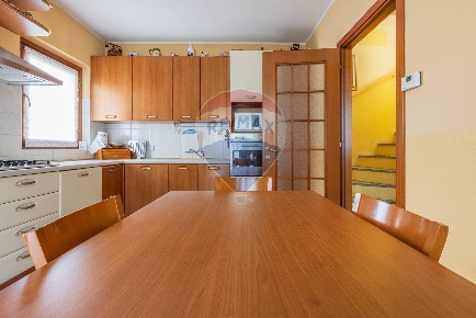 Foto Villa singola in via Binda, Besozzo Centro di 200 m² con 5 locali