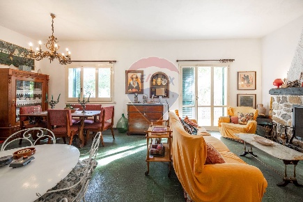 Foto Villa singola in VIa Quasimodo, Viagrande di 98 m² con 5 locali