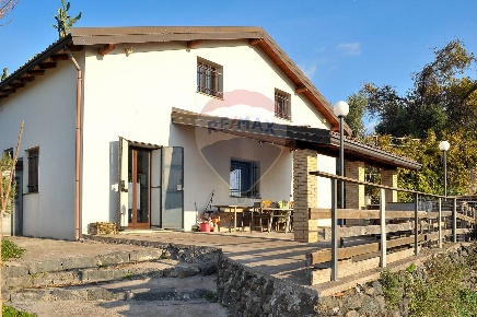 Foto Villa singola in C/da Mendolito SP85, Santa Maria di Licodia di 120 m²