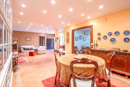 Foto Villa singola in via petrone, Viagrande di 520 m² con 10 locali