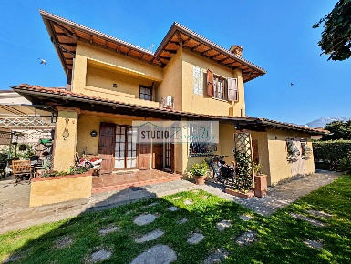 Foto Villa unifamiliare in via della resistenza, Forte dei Marmi di 179 m²