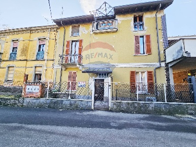 Foto Villa bifamiliare in VIA RAFFAELLO SANZIO, Venegono Superiore