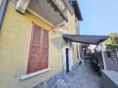 Foto Villa bifamiliare in VIA RAFFAELLO SANZIO, Venegono Superiore