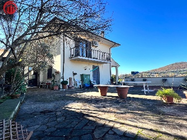 Foto Villa bifamiliare a Sacrofano in vendita