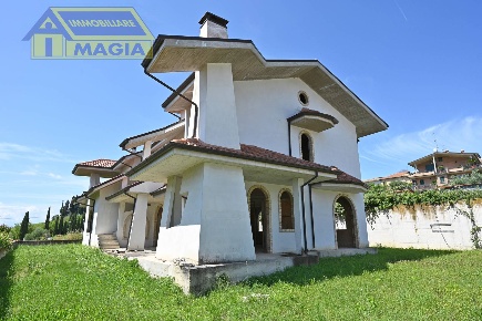 Foto Villa singola a Spinetoli Centro di 420 m² con 12 locali in vendita