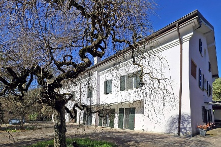 Foto Appartamento in Via Luca Da Reggio, Albinea di 240 m² con 9 locali