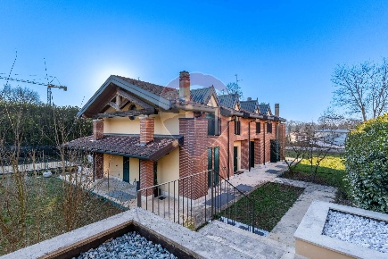 Foto Villa singola in Via Cattaneo, Lesmo di 492 m² con 6 locali in vendita