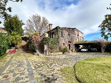 Foto Villa singola in via giuseppe garibaldi, Viagrande Centro di 1200 m²