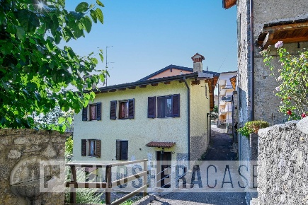 Foto Appartamento in Via Castello, Zogno Centro di 155 m² con 3 locali