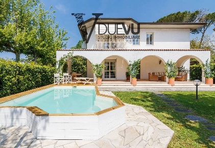 Foto Villa singola in via sant'elme, Forte dei Marmi di 200 m² con 6 locali