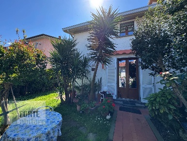 Foto Villa unifamiliare in Via Olmi, Forte dei Marmi di 170 m² con 7 locali