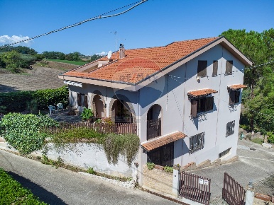 Foto Villa singola a Pianella di 473 m² con 8 locali in vendita