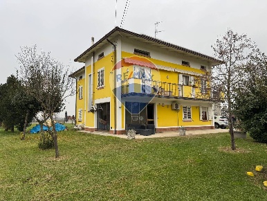 Foto Appartamento in VIA CORNOTOLE, Poviglio Centro di 98 m² con 3 locali