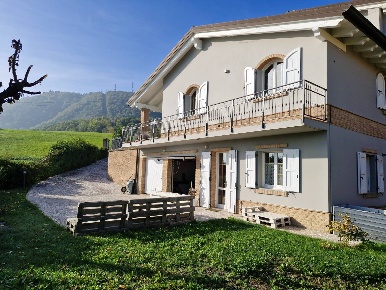 Foto Villa singola a Serramazzoni di 285 m² con 7 locali in vendita