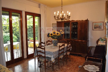Foto Villa unifamiliare a Forte dei Marmi Centro di 240 m² con 10 locali