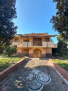 Foto Villa singola a Castello di Cisterna di 350 m² con 7 locali in vendita