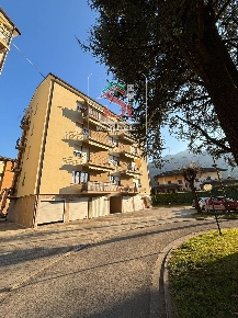 Foto Appartamento in Antonio Locatelli, Zogno Centro di 100 m² con 4 locali