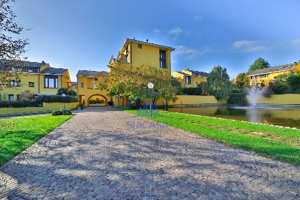 Foto Appartamento in Ugo Foscolo, Lesmo di 141 m² con 4 locali in vendita