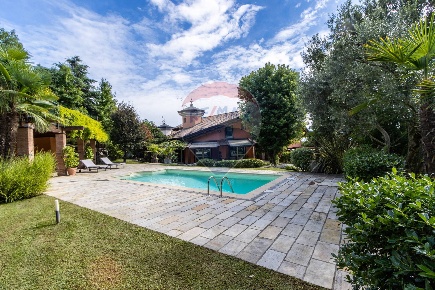 Foto Villa unifamiliare in VIA CASCINA BRUGHIERA, Lesmo di 270 m²