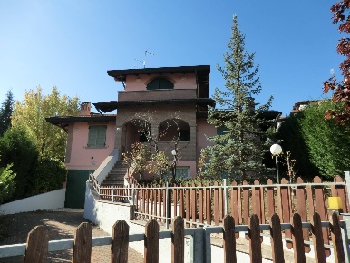 Foto Villa singola in Via Serrapineta, Serramazzoni di 250 m² con 7 locali