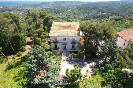 Foto Villa bifamiliare in Via Bucci, Vico del Gargano Centro di 359 m²