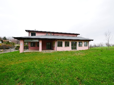Foto Villa bifamiliare a Serramazzoni di 440 m² con 10 locali in vendita