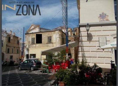 Foto Appartamento in P.zza Luigi Marchetti, Pianella Centro di 242 m²