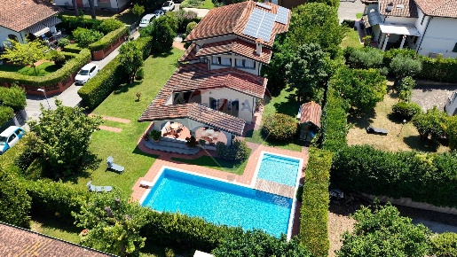 Foto Villa singola a Forte dei Marmi Vaiana di 490 m² con 11 locali