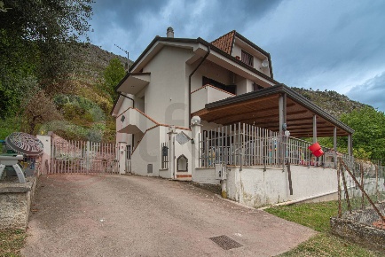 Foto Villa bifamiliare in Via Littorio, Roccasecca Centro di 380 m²