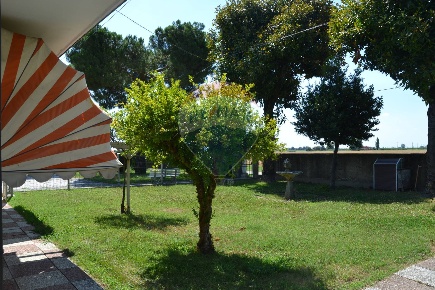 Foto Villa singola in Via Nugarazza, Riva del Po Ro di 350 m² con 14 locali