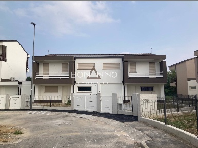 Foto Villa bifamiliare in via roma, Loreggia di 194 m² con 5 locali