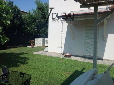 Foto Villa bifamiliare in Via Civitali, Forte dei Marmi Vittoria Apuana