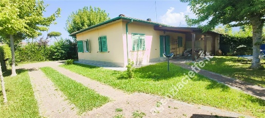 Foto Villa bifamiliare a Forte dei Marmi Vittoria Apuana di 100 m²