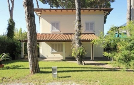 Foto Villa unifamiliare a Forte dei Marmi di 235 m² con 7 locali in vendita