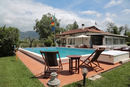Foto Villa unifamiliare a Forte dei Marmi Vaiana di 350 m² con 10 locali